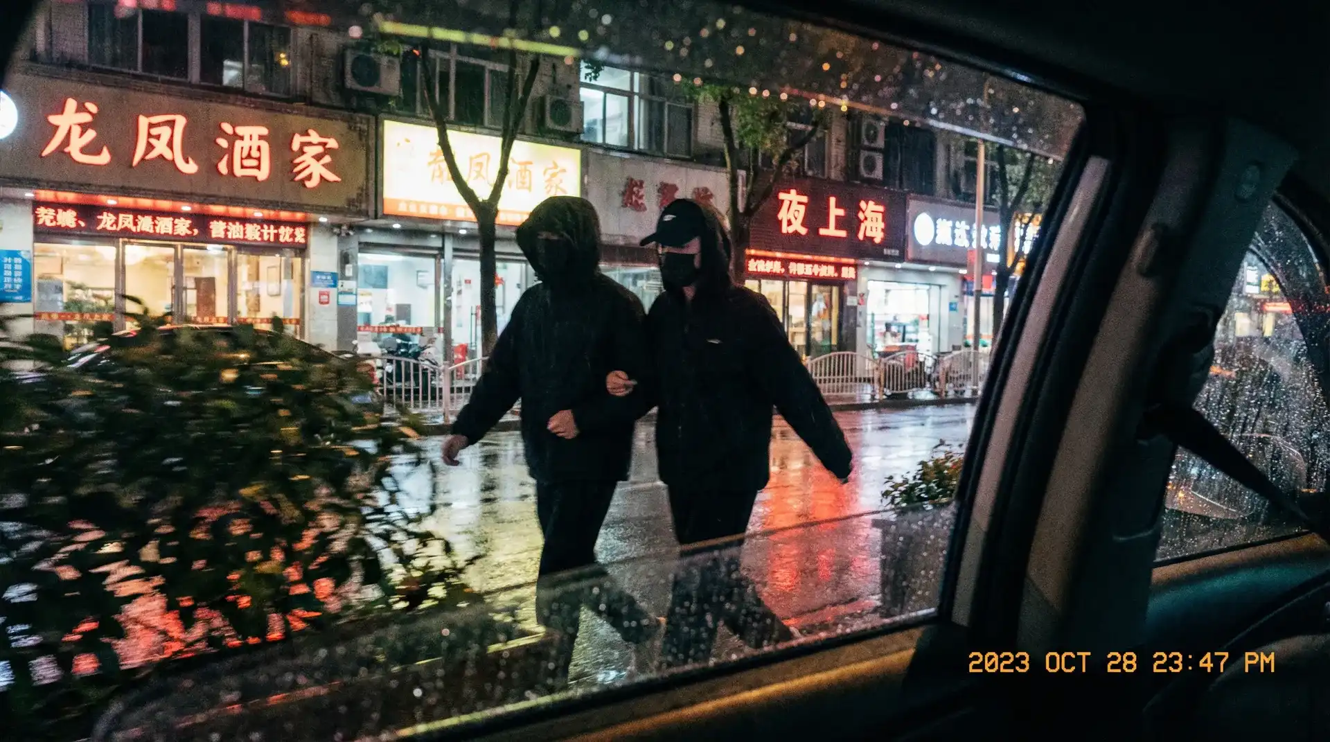 91手游网 - 顶流明星深夜密会现场抓拍照片
